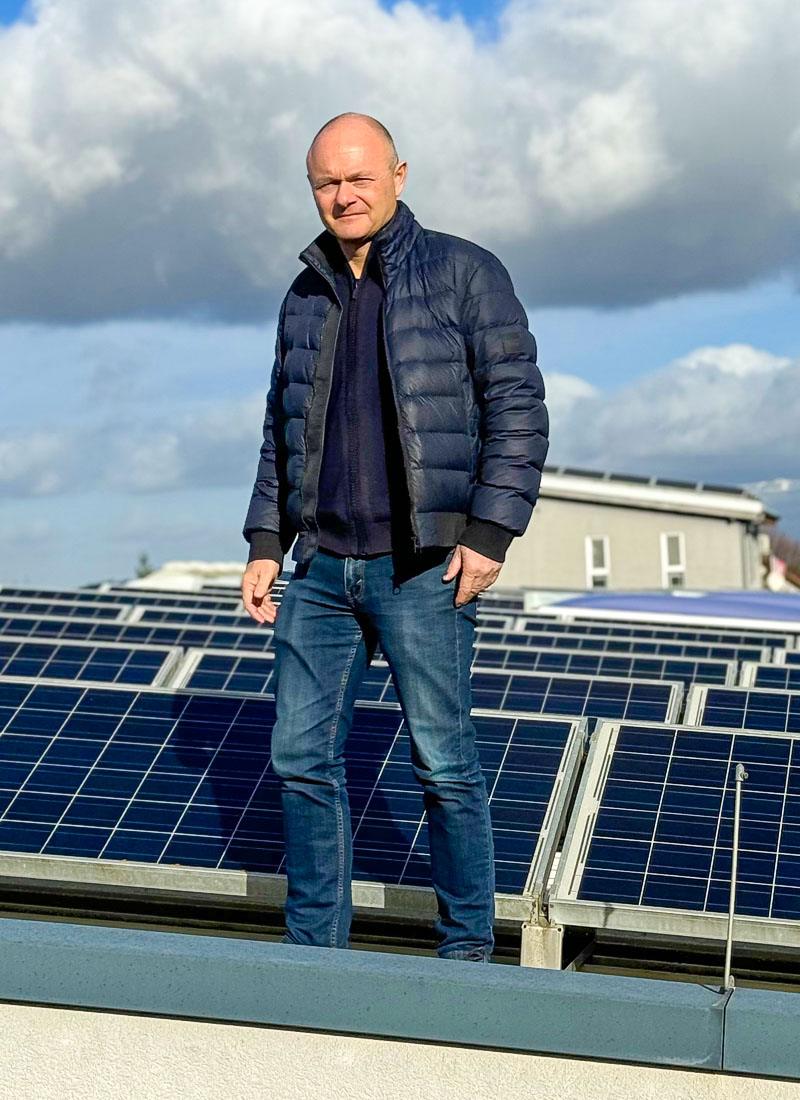 Joachim Bechtold auf der Solar-Dachanlage